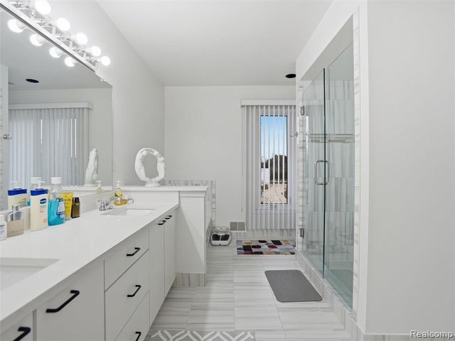 3827 Manchester Court, Bloomfield Hills, MI 48302