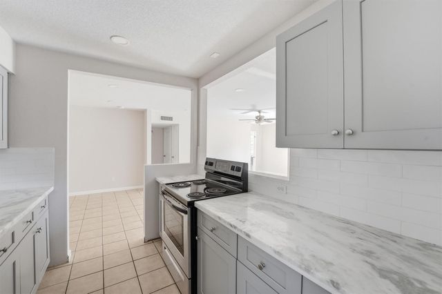 5667 Birchmont Drive F, Houston, TX 77091