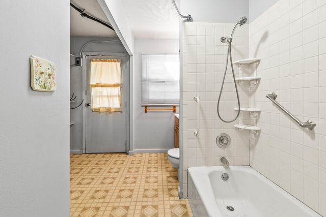 1305 JANBROOK Boulevard, Carter Lake, IA 51510