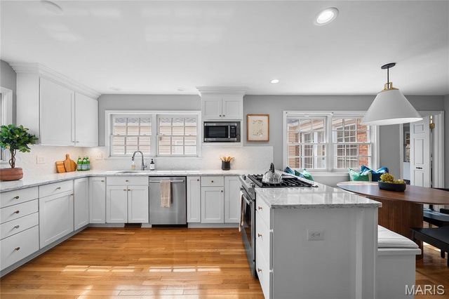 24 Willow Oak Lane, Glendale, MO 63122