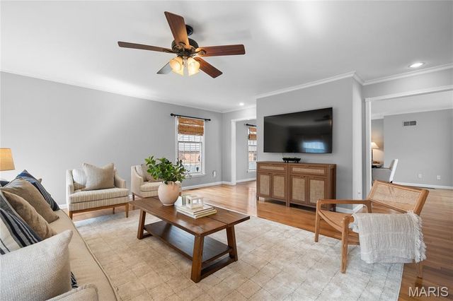 24 Willow Oak Lane, Glendale, MO 63122