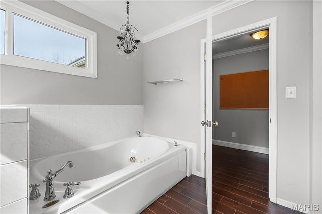 24 Willow Oak Lane, Glendale, MO 63122