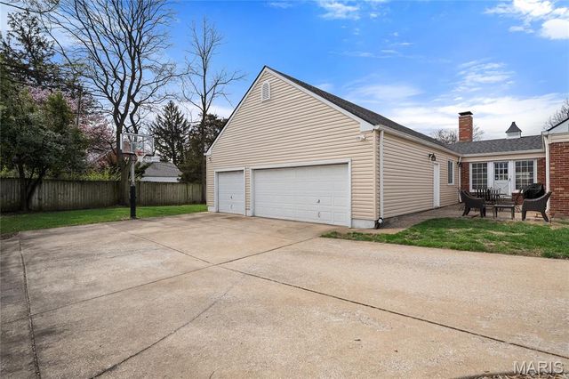 24 Willow Oak Lane, Glendale, MO 63122