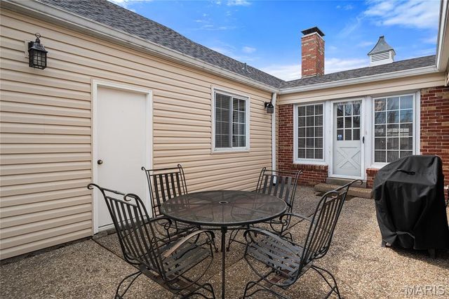 24 Willow Oak Lane, Glendale, MO 63122