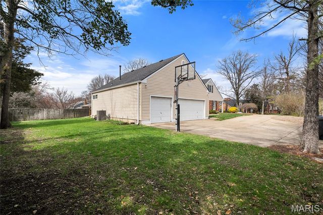 24 Willow Oak Lane, Glendale, MO 63122