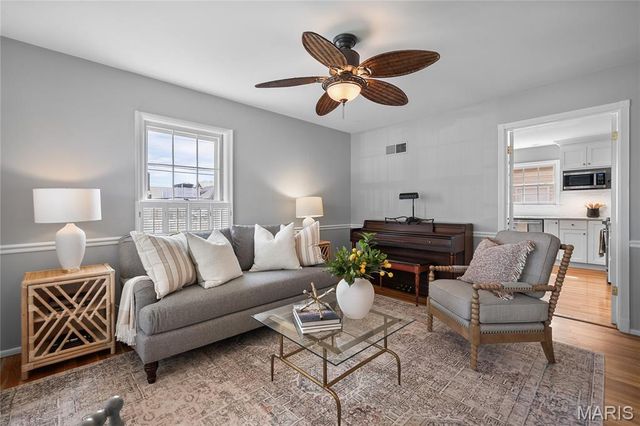 24 Willow Oak Lane, Glendale, MO 63122