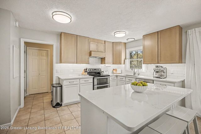 11783 Woodspointe Drive, Grand Ledge, MI 48837