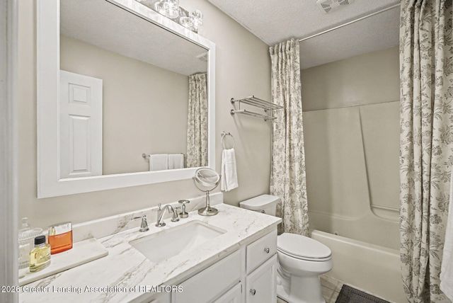 11783 Woodspointe Drive, Grand Ledge, MI 48837
