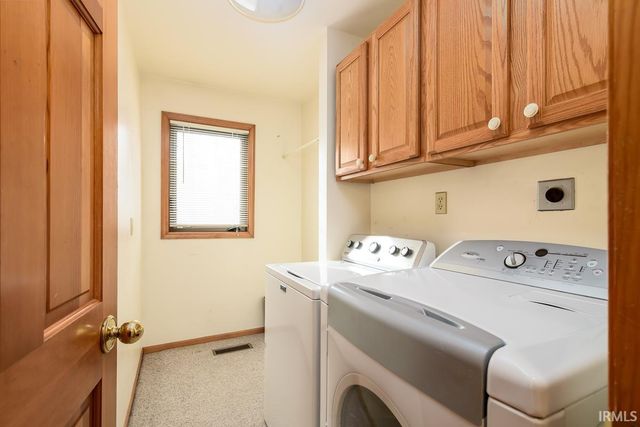 8204 Meadow Hills Drive, Fort Wayne, IN 46835