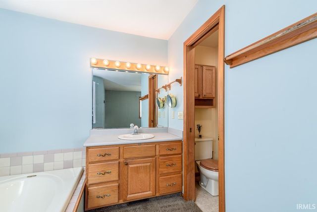 8204 Meadow Hills Drive, Fort Wayne, IN 46835