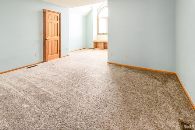 8204 Meadow Hills Drive, Fort Wayne, IN 46835