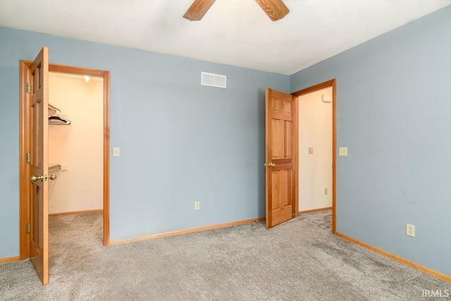 8204 Meadow Hills Drive, Fort Wayne, IN 46835