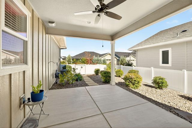 422 Castle Rock Drive, Central Point, OR 97502