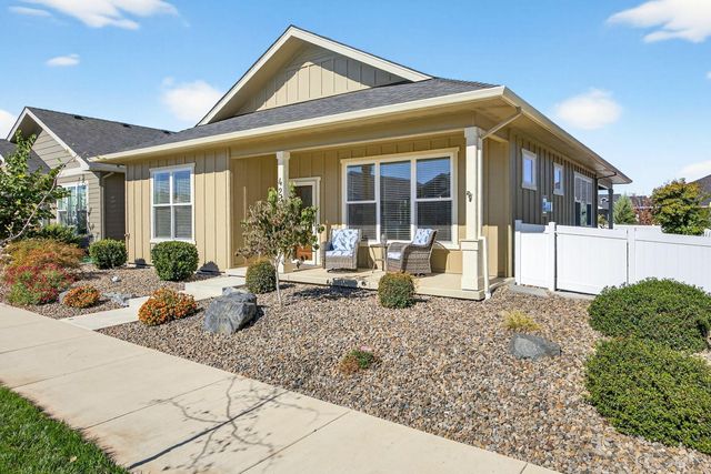 422 Castle Rock Drive, Central Point, OR 97502
