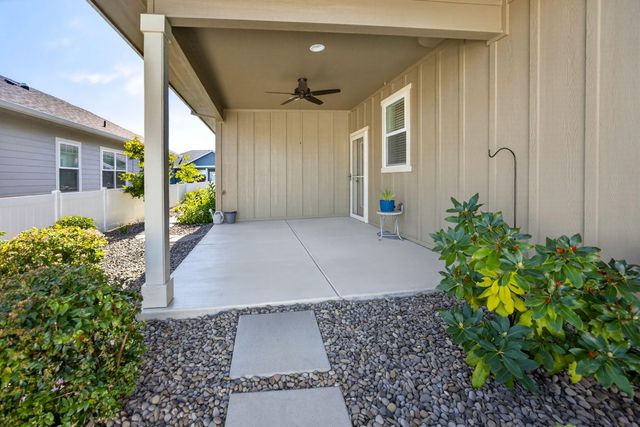 422 Castle Rock Drive, Central Point, OR 97502