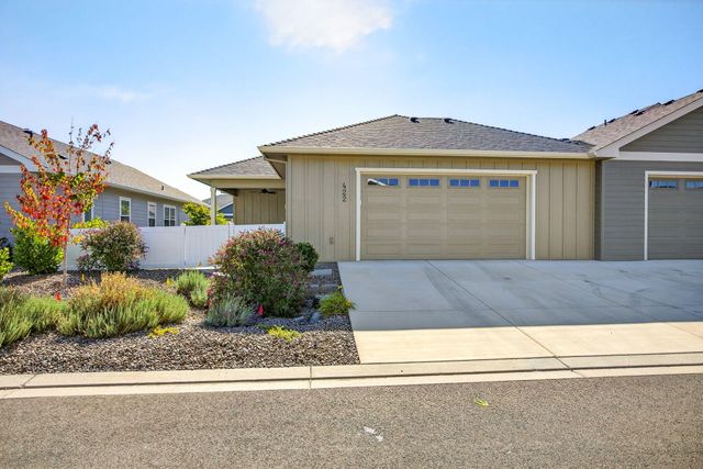 422 Castle Rock Drive, Central Point, OR 97502
