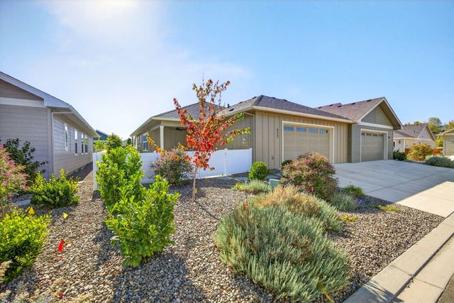 422 Castle Rock Drive, Central Point, OR 97502