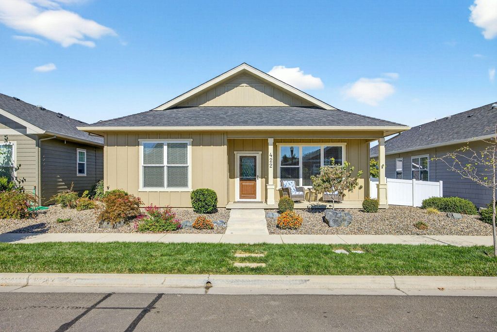 422 Castle Rock Drive, Central Point, OR 97502