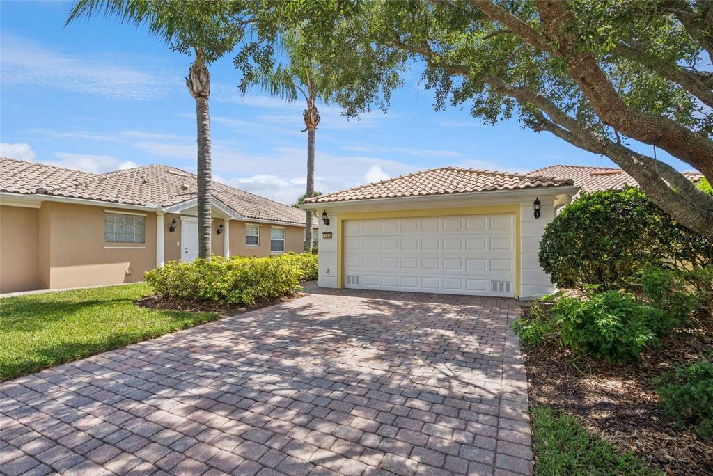 Image 2 of property listing at 11849 FAN TAIL LANE, Orlando, FL 32827