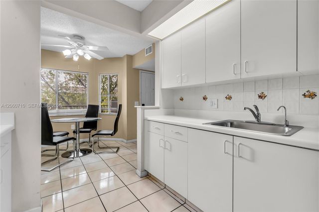 750 SW 138th Ave 304F, Pembroke Pines, FL 33027