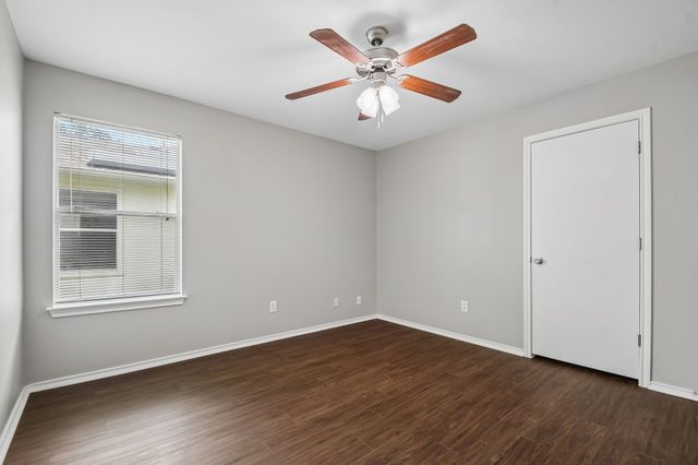 610 Lavaca LOOP, Elgin, TX 78621