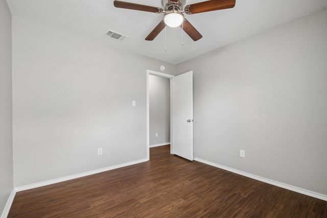 610 Lavaca LOOP, Elgin, TX 78621