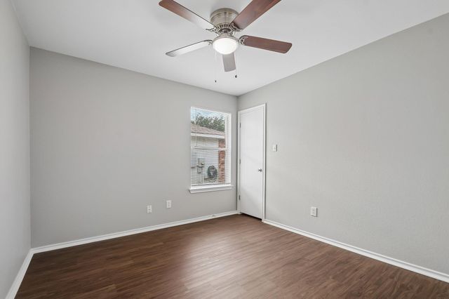 610 Lavaca LOOP, Elgin, TX 78621