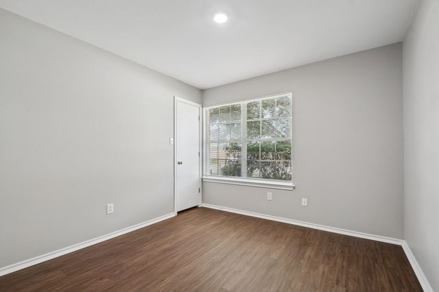610 Lavaca LOOP, Elgin, TX 78621