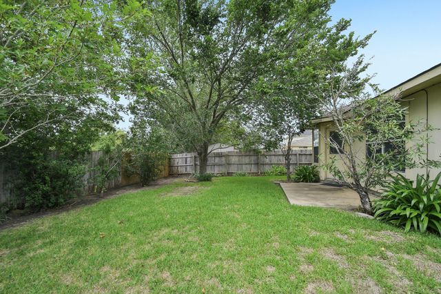 610 Lavaca LOOP, Elgin, TX 78621
