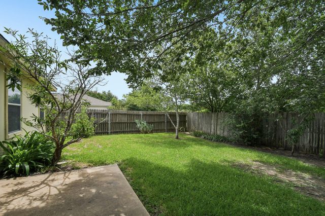 610 Lavaca LOOP, Elgin, TX 78621