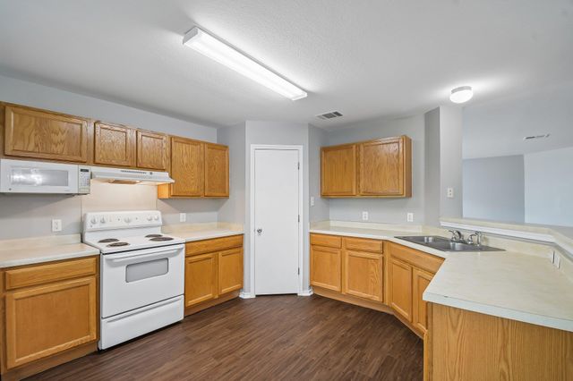 610 Lavaca LOOP, Elgin, TX 78621