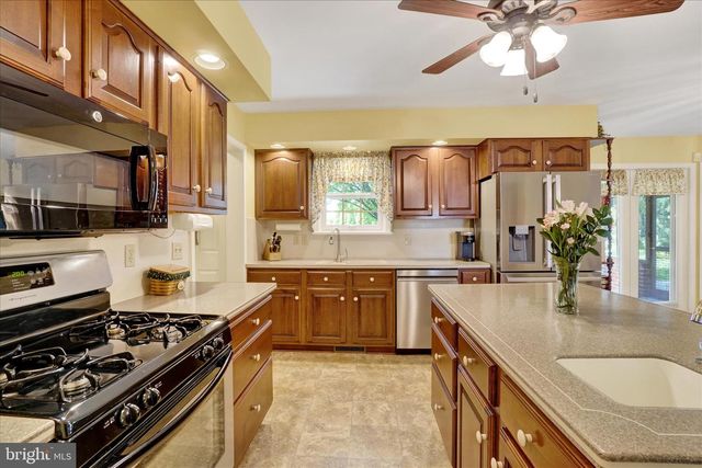 1885 HERMAN DR, York, PA 17408