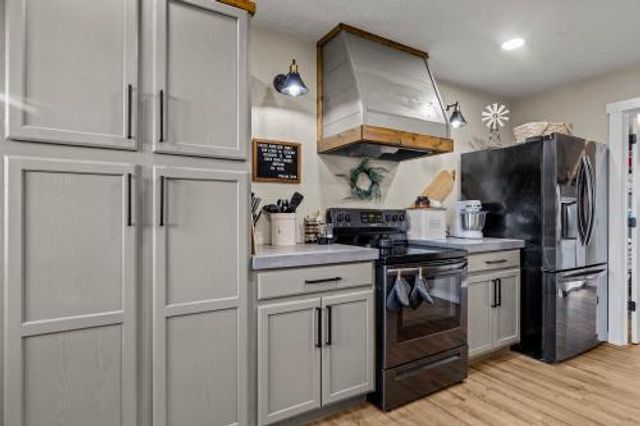 1514 State Hwy Ff, Ava, MO 65608