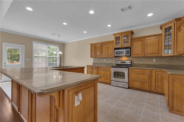 102 Plantation Ct, Lagrange, GA 30240