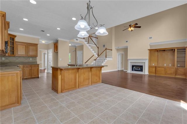 102 Plantation Ct, Lagrange, GA 30240