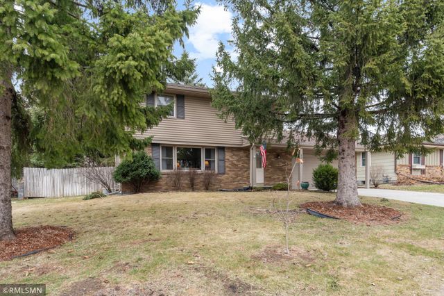 2245 Maple Lane E, Maplewood, MN 55109