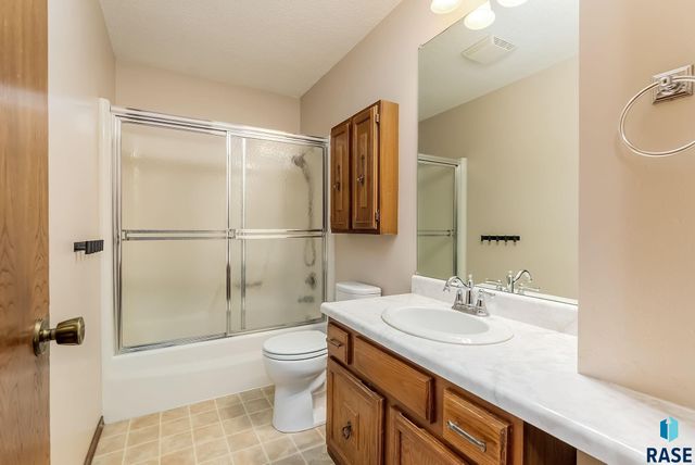 5813 W Pebble Creek Rd Road, Sioux Falls, SD 57106