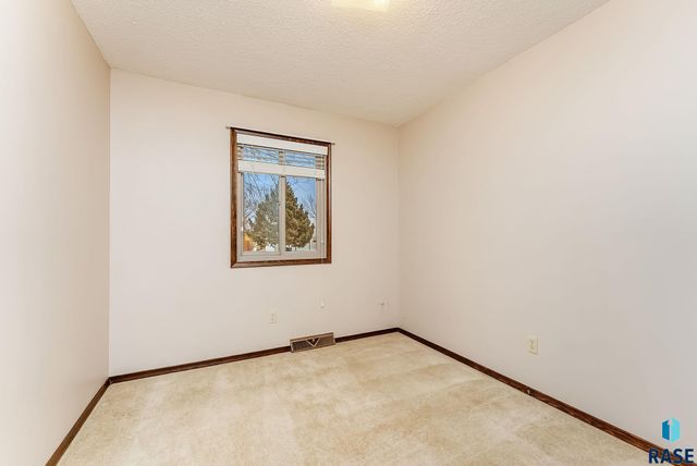 5813 W Pebble Creek Rd Road, Sioux Falls, SD 57106