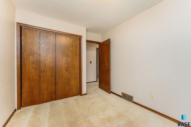 5813 W Pebble Creek Rd Road, Sioux Falls, SD 57106