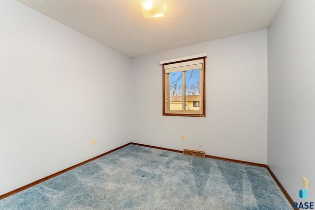 5813 W Pebble Creek Rd Road, Sioux Falls, SD 57106