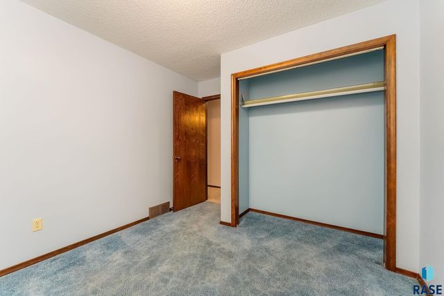 5813 W Pebble Creek Rd Road, Sioux Falls, SD 57106