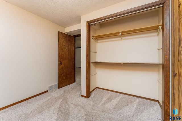 5813 W Pebble Creek Rd Road, Sioux Falls, SD 57106