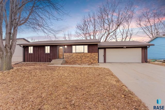5813 W Pebble Creek Rd Road, Sioux Falls, SD 57106