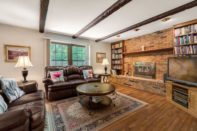 65 Regent Drive, Oak Brook, IL 60523