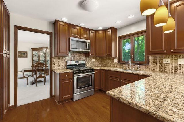 65 Regent Drive, Oak Brook, IL 60523