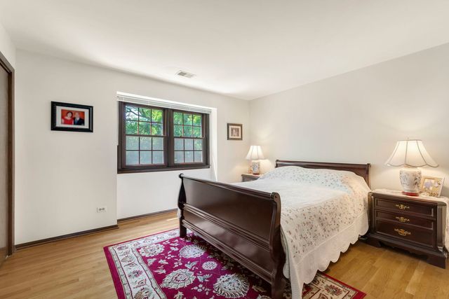 65 Regent Drive, Oak Brook, IL 60523