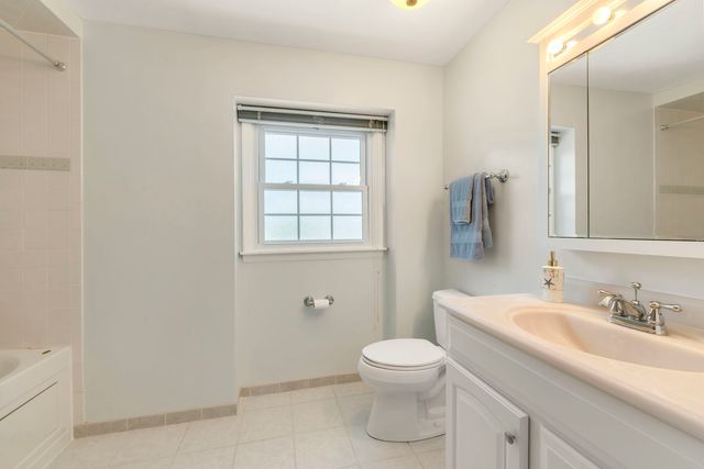 65 Regent Drive, Oak Brook, IL 60523