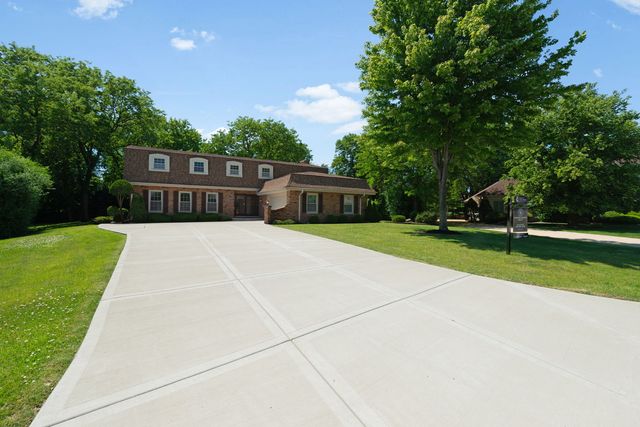 65 Regent Drive, Oak Brook, IL 60523