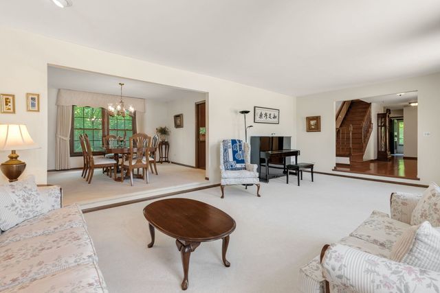 65 Regent Drive, Oak Brook, IL 60523