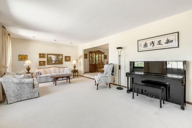 65 Regent Drive, Oak Brook, IL 60523